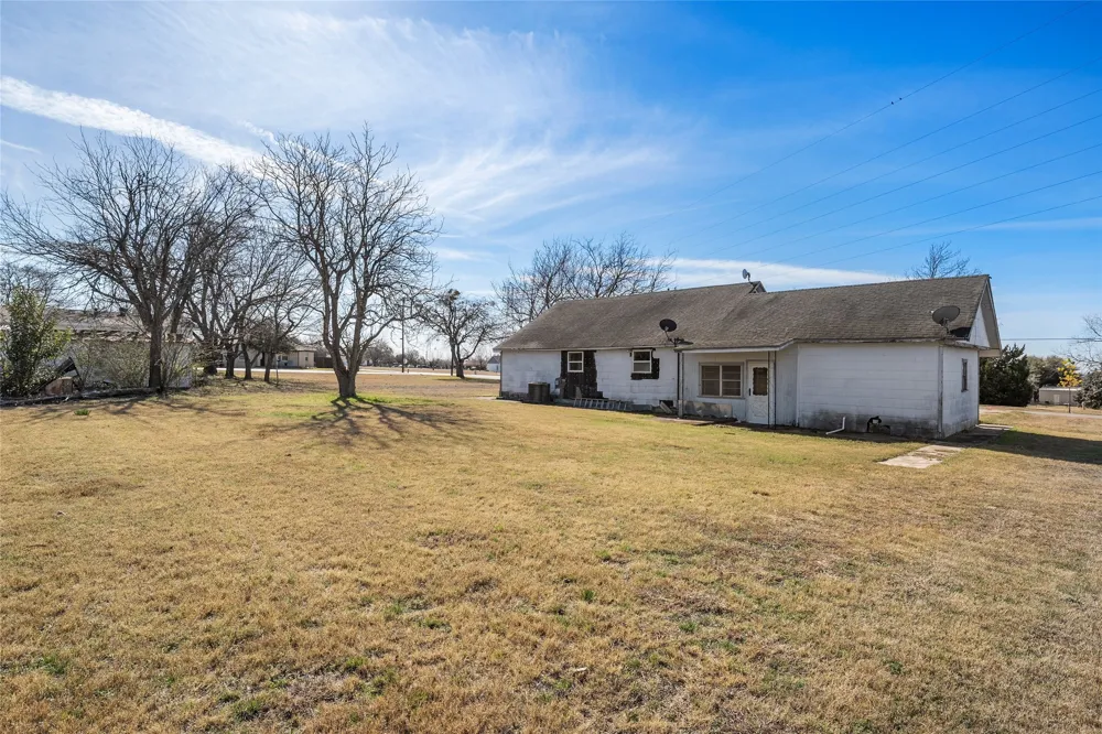 310 S 3rd Street Abbott, TX 76621