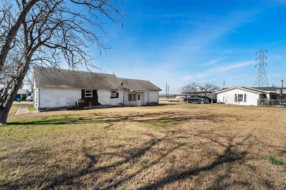 310 S 3rd Street Abbott, TX 76621