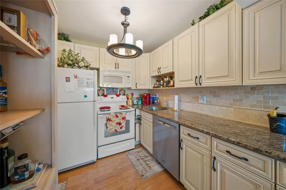 7193 W COUNTRY CLUB DRIVE #237 Sarasota, FL 34243
