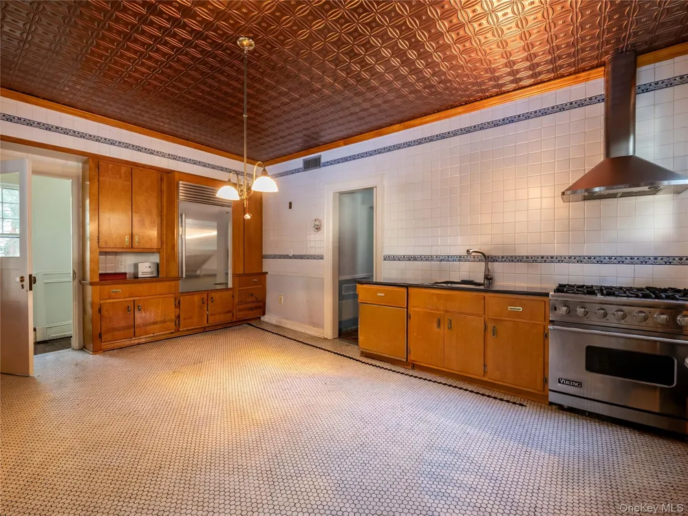 64 Plandome Court Manhasset, NY 11030