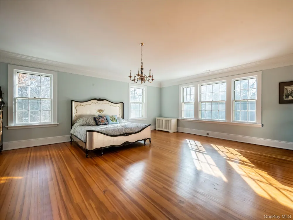 64 Plandome Court Manhasset, NY 11030