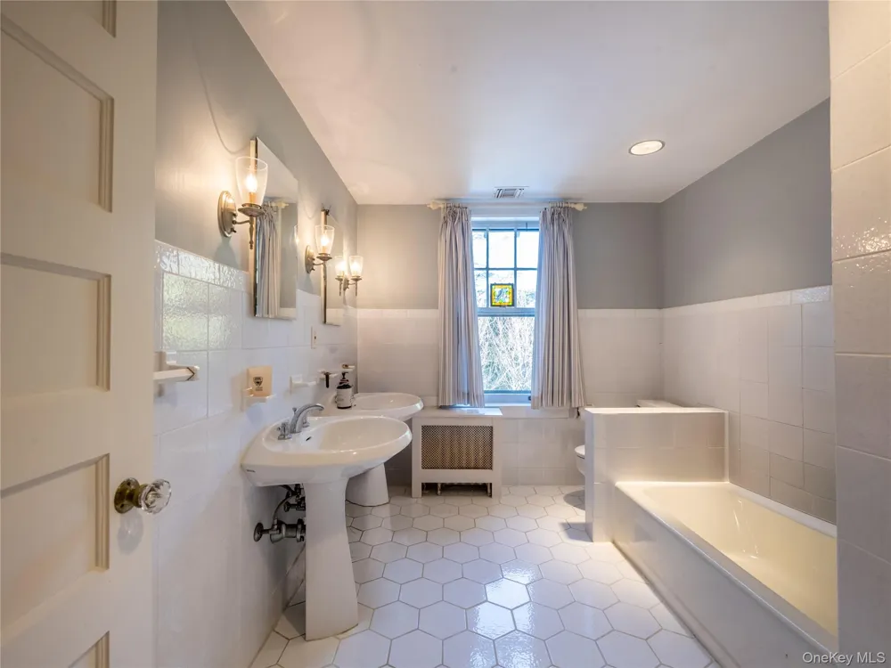 64 Plandome Court Manhasset, NY 11030