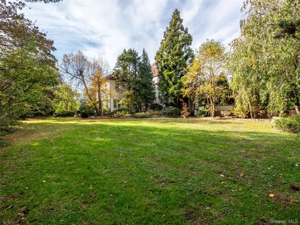 64 Plandome Court Manhasset, NY 11030