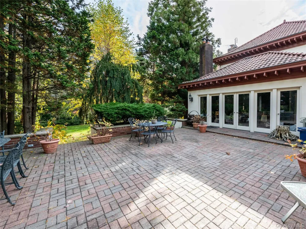 64 Plandome Court Manhasset, NY 11030
