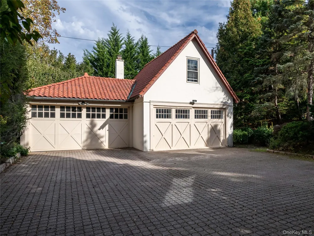64 Plandome Court Manhasset, NY 11030
