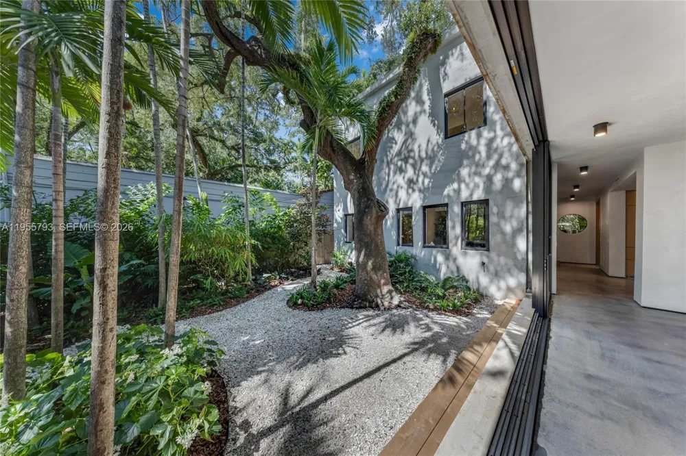 1000 NW 9th Ct Miami, FL 33136