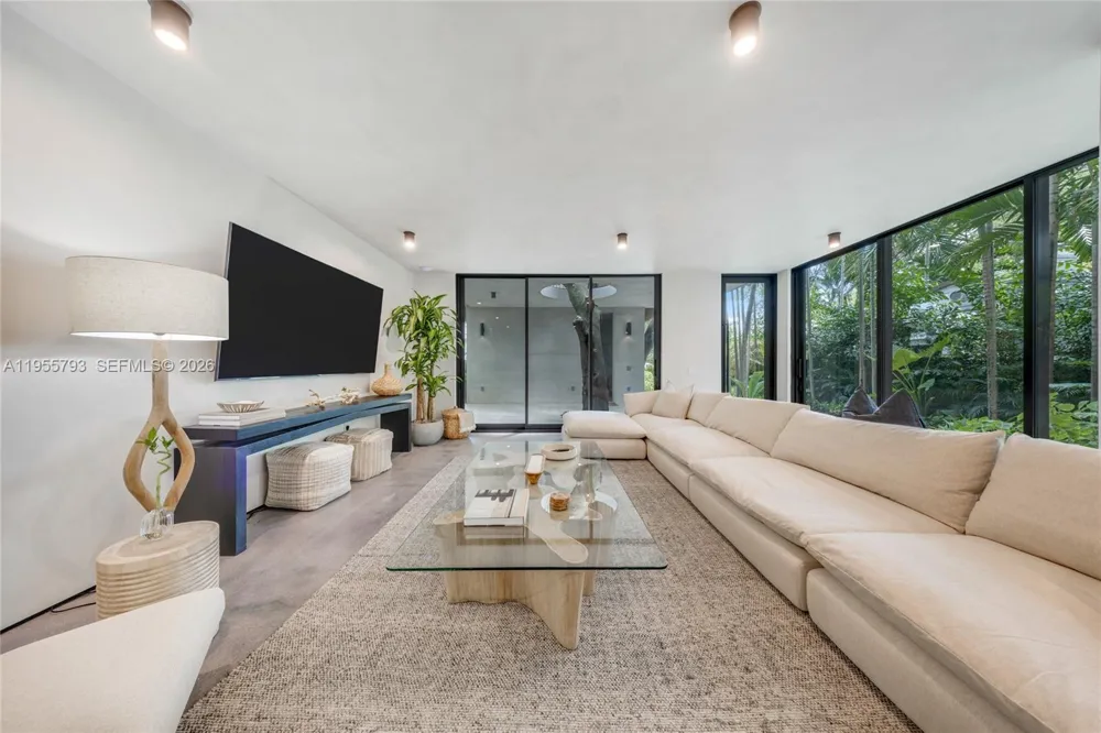 1000 NW 9th Ct Miami, FL 33136