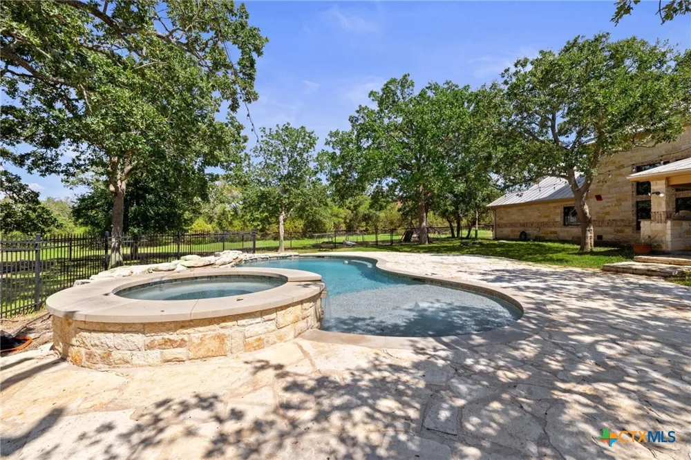 1130 Eastern Oaks Florence, TX 76527