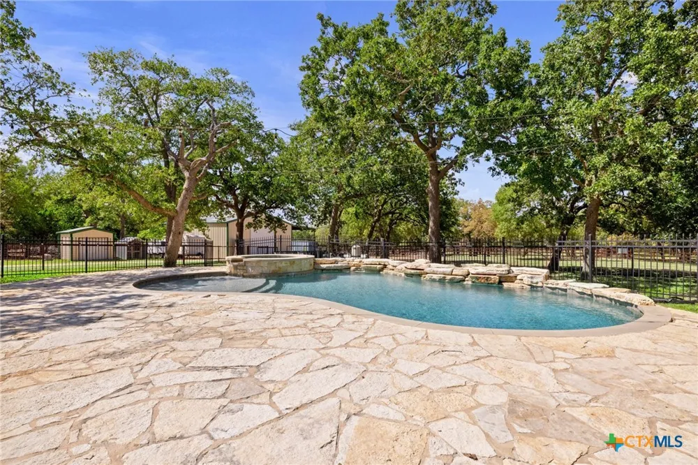 1130 Eastern Oaks Florence, TX 76527