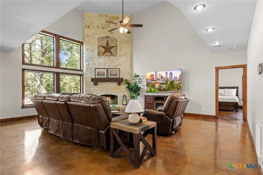 1130 Eastern Oaks Florence, TX 76527