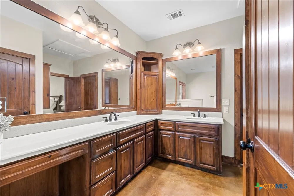 1130 Eastern Oaks Florence, TX 76527