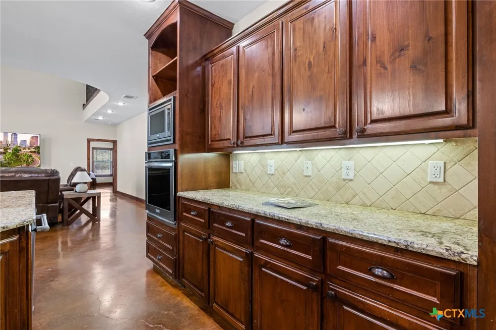 1130 Eastern Oaks Florence, TX 76527