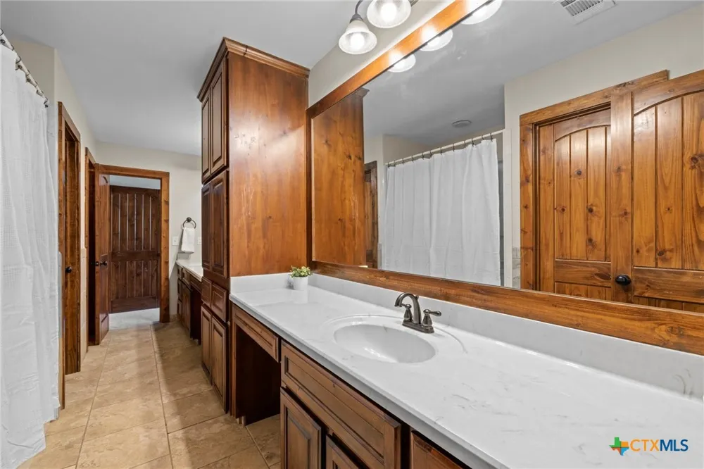 1130 Eastern Oaks Florence, TX 76527