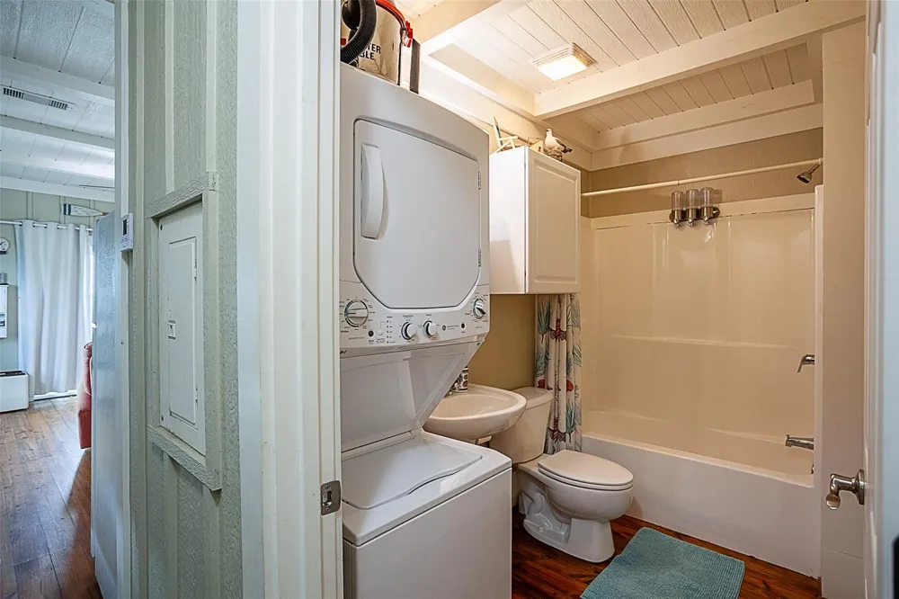 2433 Audubon Avenue Gilchrist, TX 77617