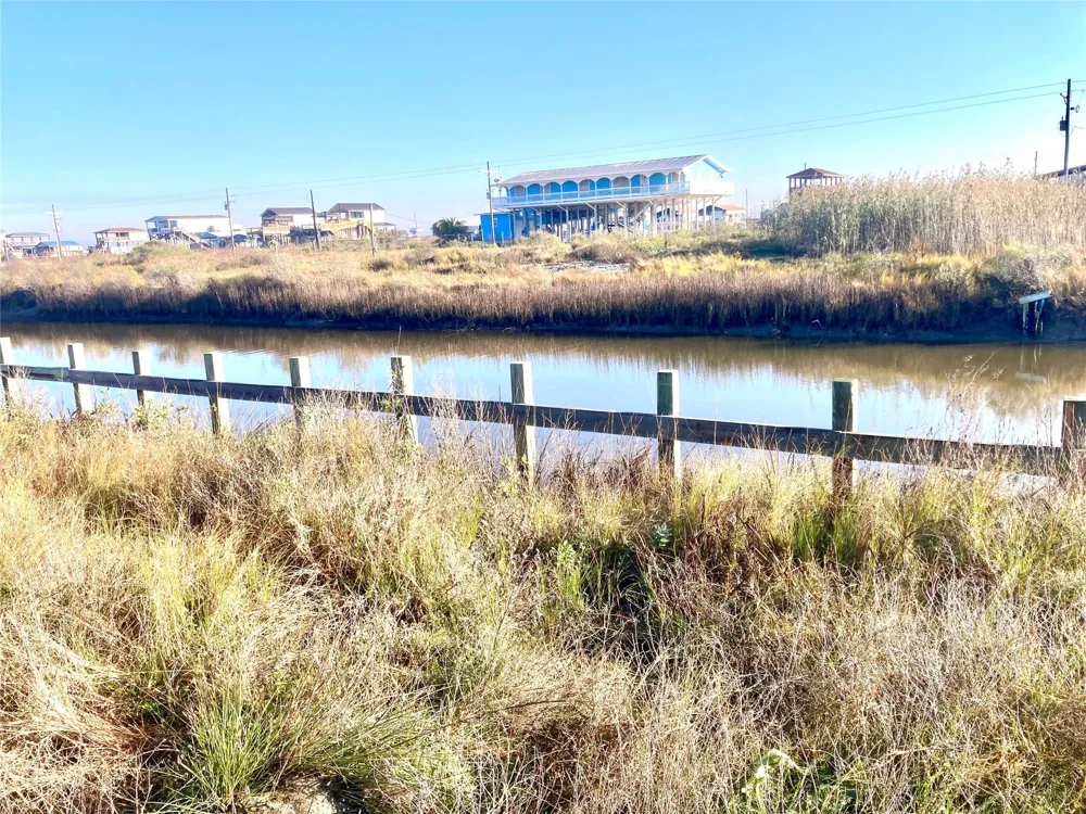 1136 Pennington Street Gilchrist, TX 77617