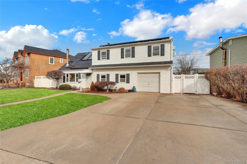 31 Bluespruce Road Levittown, NY 11756