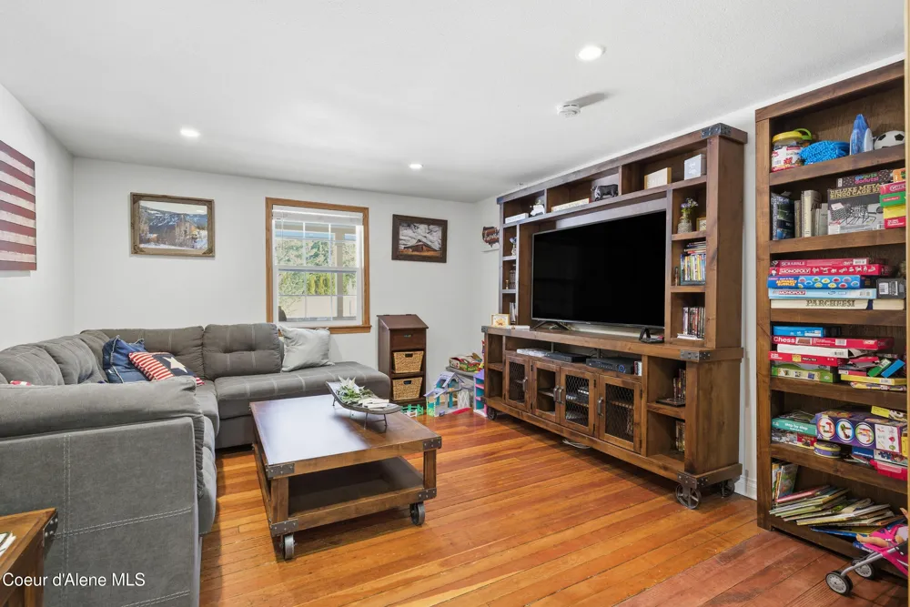 758 Meadowood Road Sandpoint, ID 83864