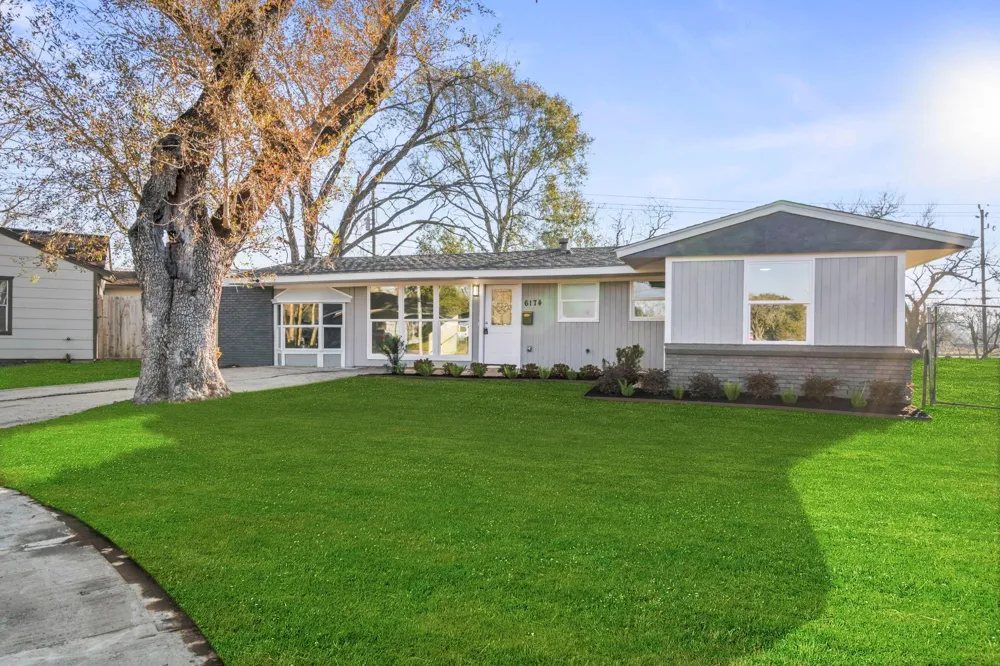 6174 Kenilwood Drive