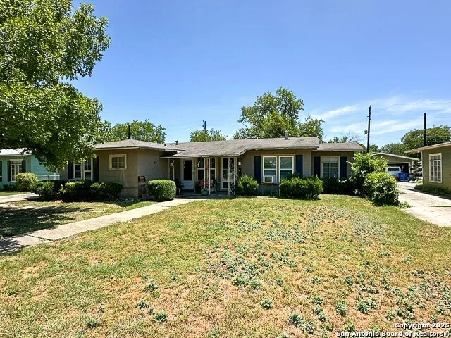 2418 AND 2424 W Woodlawn Ave