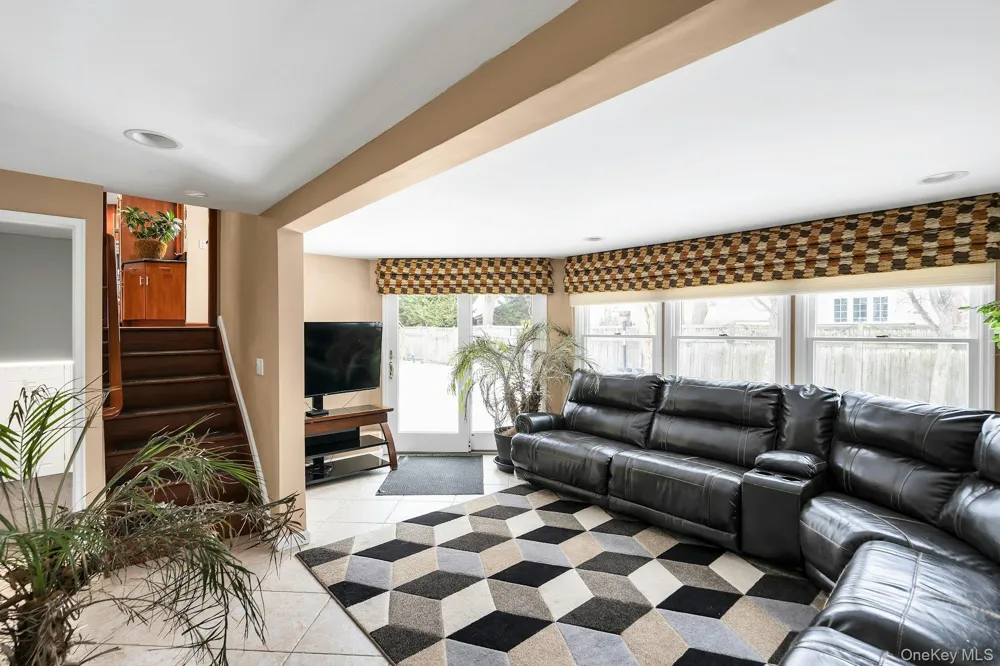 2043 Ripley Merrick, NY 11566