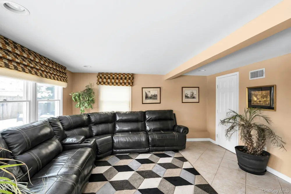 2043 Ripley Merrick, NY 11566