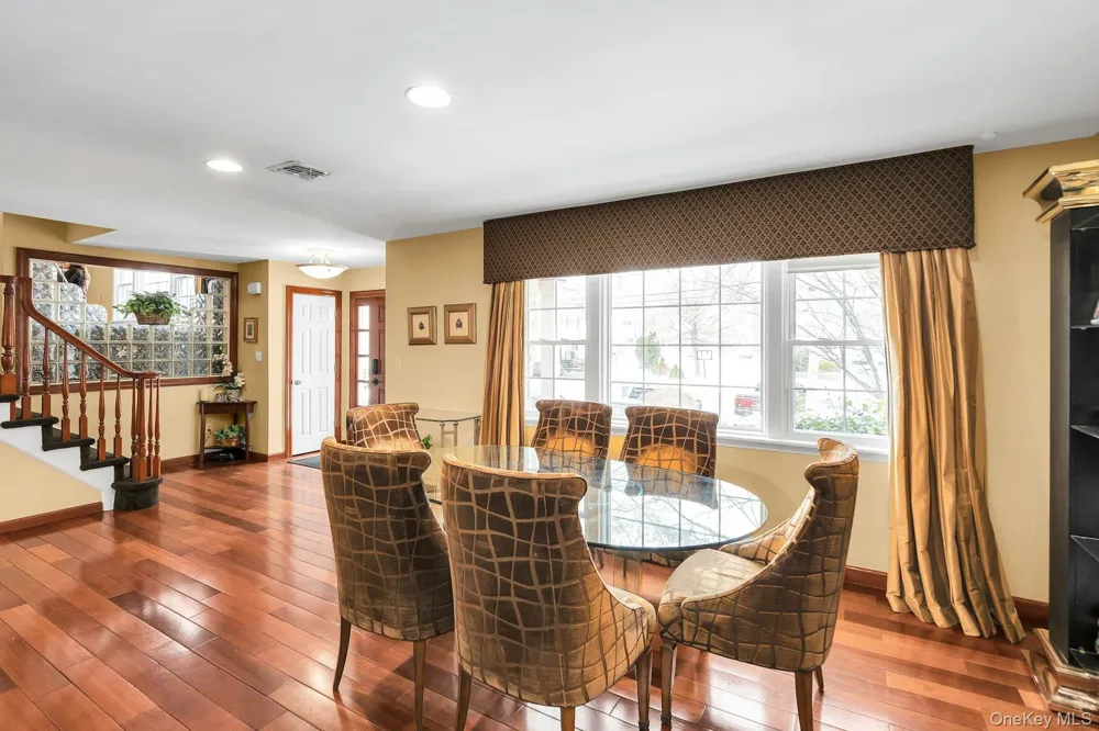 2043 Ripley Merrick, NY 11566