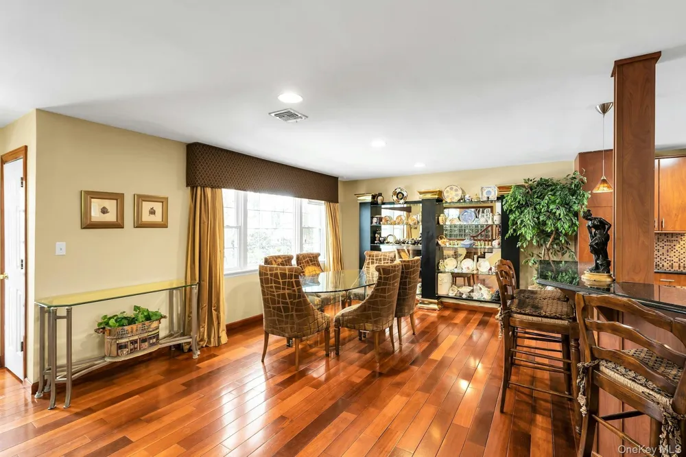 2043 Ripley Merrick, NY 11566