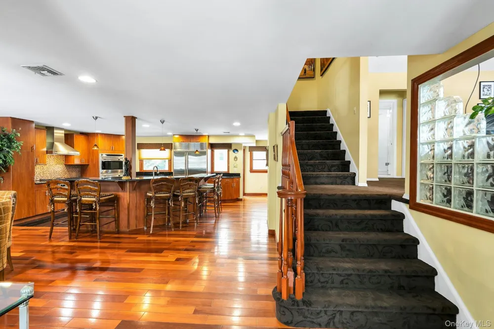 2043 Ripley Merrick, NY 11566