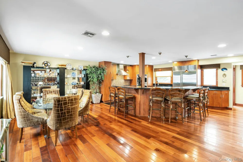 2043 Ripley Merrick, NY 11566