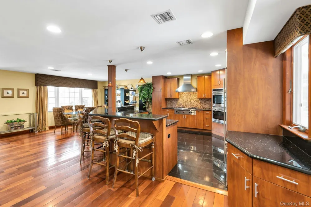 2043 Ripley Merrick, NY 11566