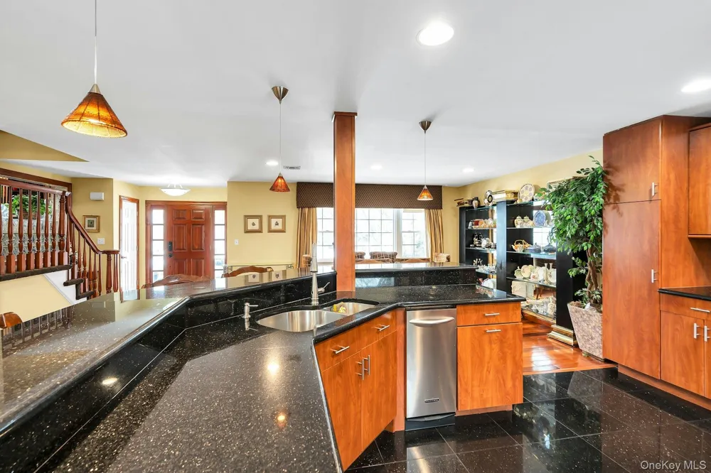 2043 Ripley Merrick, NY 11566