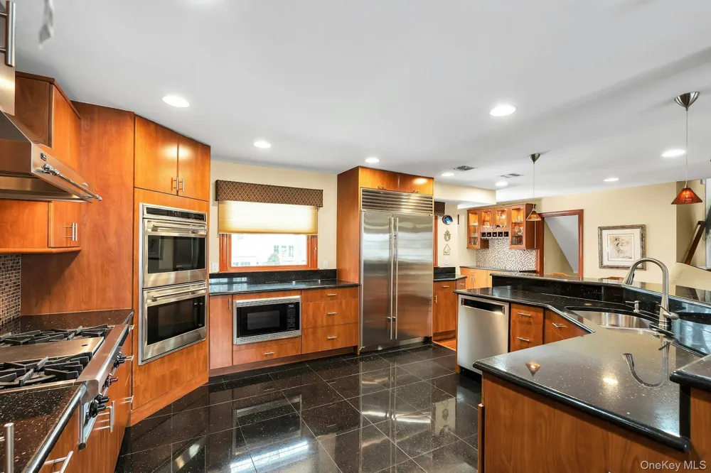 2043 Ripley Merrick, NY 11566