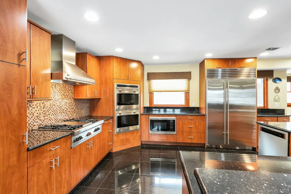 2043 Ripley Merrick, NY 11566