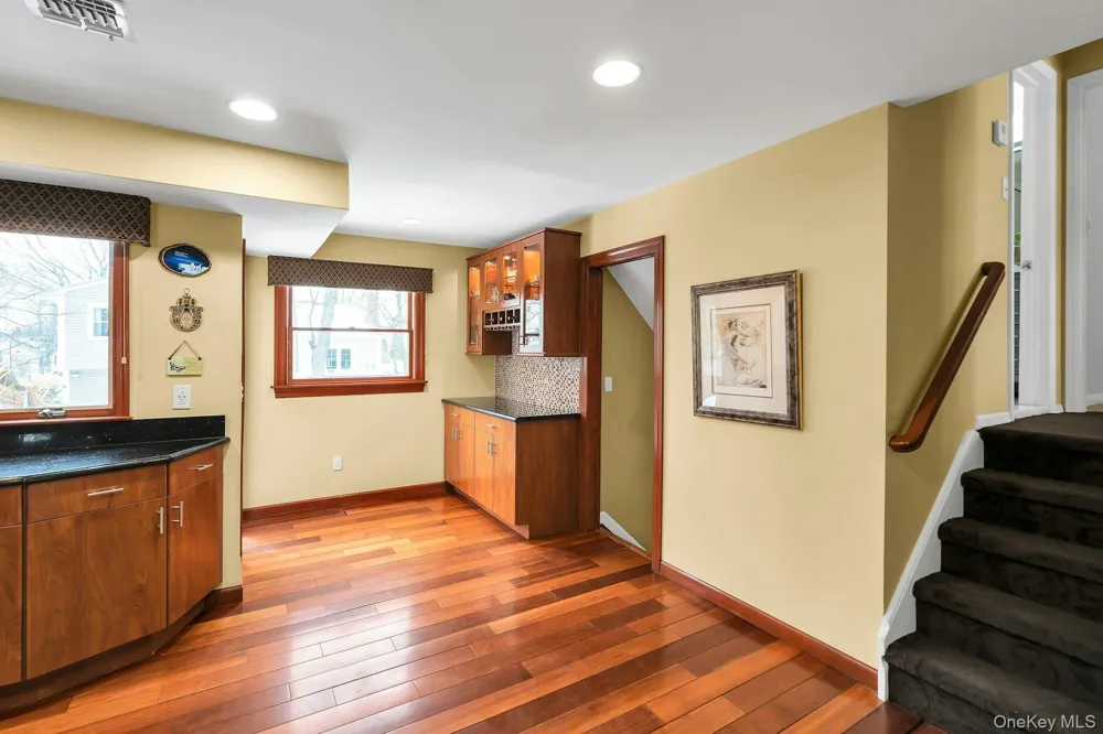 2043 Ripley Merrick, NY 11566