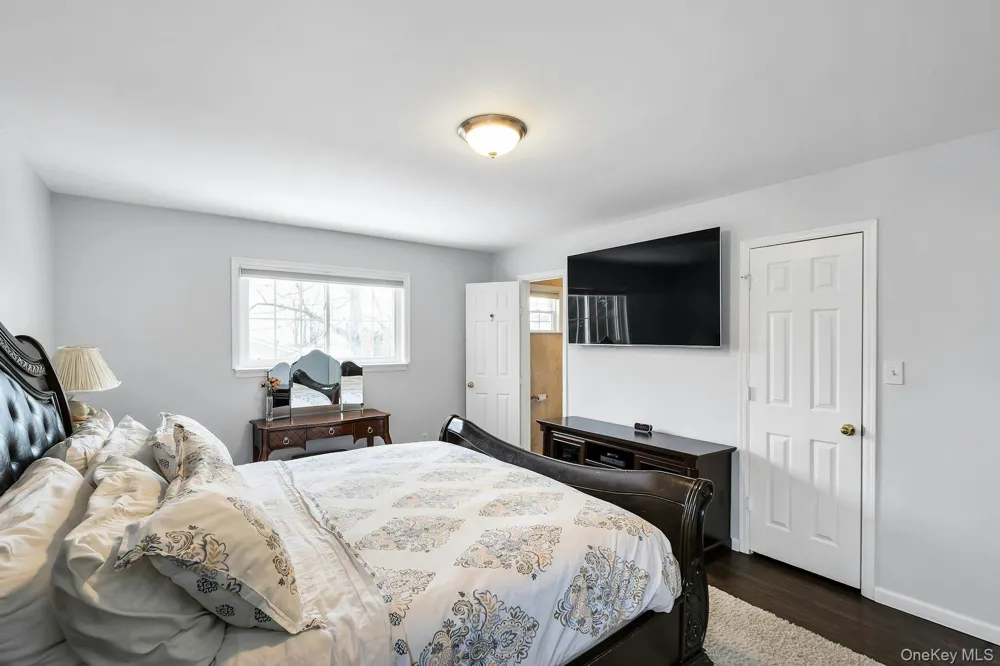 2043 Ripley Merrick, NY 11566