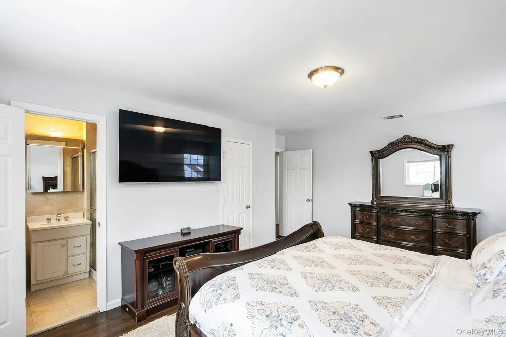 2043 Ripley Merrick, NY 11566