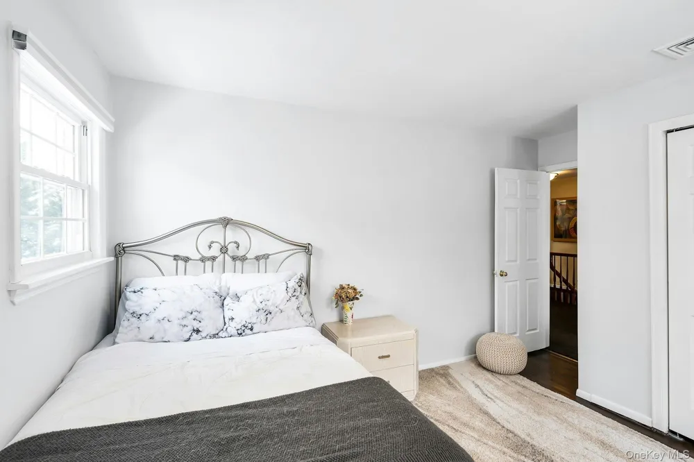 2043 Ripley Merrick, NY 11566
