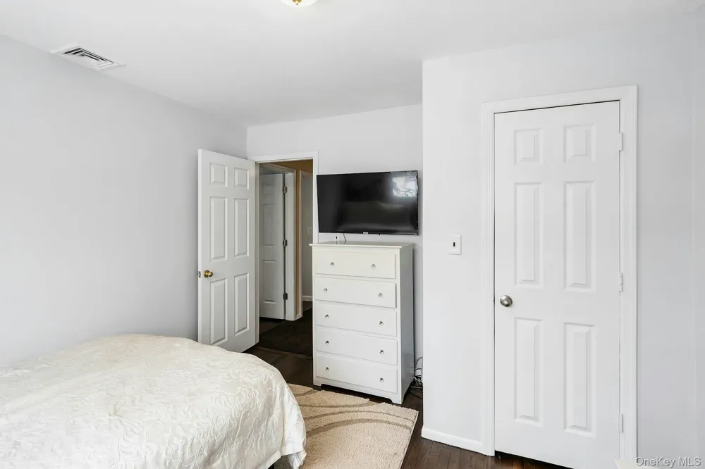 2043 Ripley Merrick, NY 11566