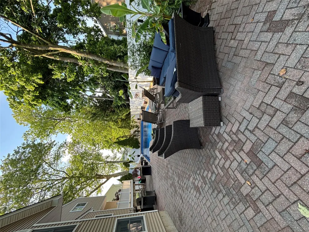 2043 Ripley Merrick, NY 11566