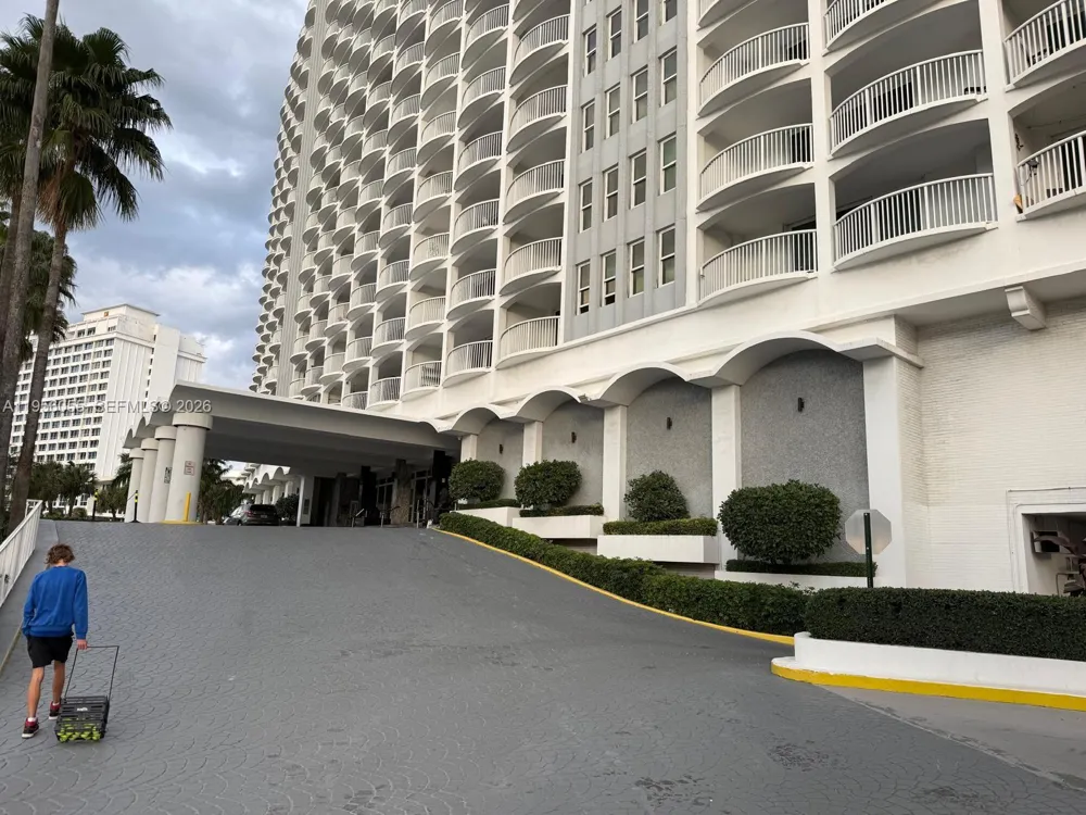 5401 Collins Ave #107