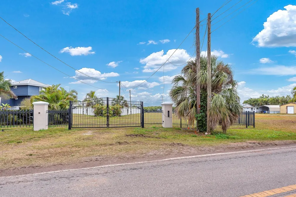 3304 W SHELL POINT ROAD Ruskin, FL 33570