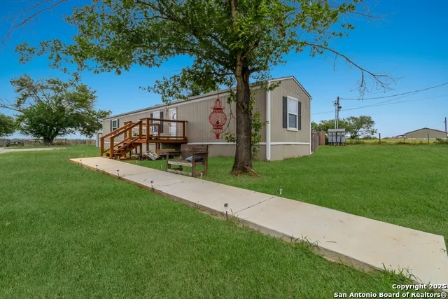 7380 Pittman Adkins, TX 78101