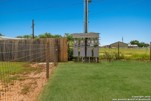 7380 Pittman Adkins, TX 78101