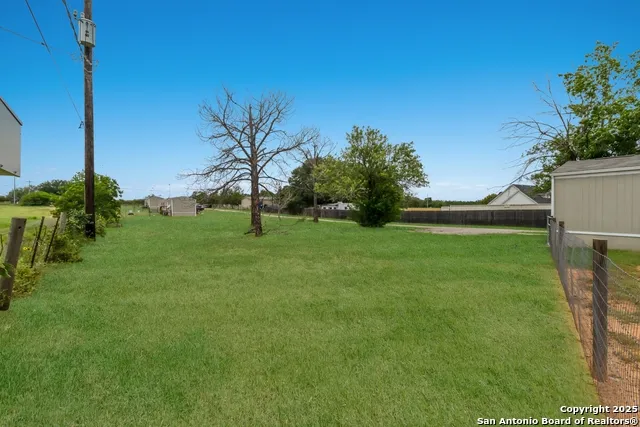 7380 Pittman Adkins, TX 78101