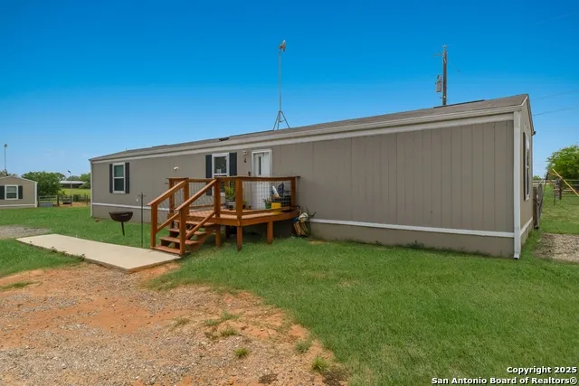 7380 Pittman Adkins, TX 78101