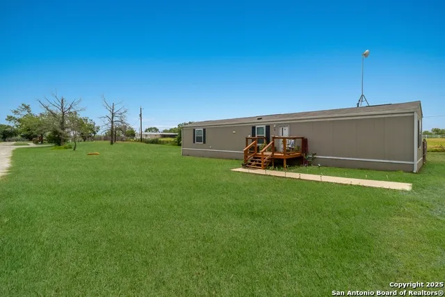 7380 Pittman Adkins, TX 78101