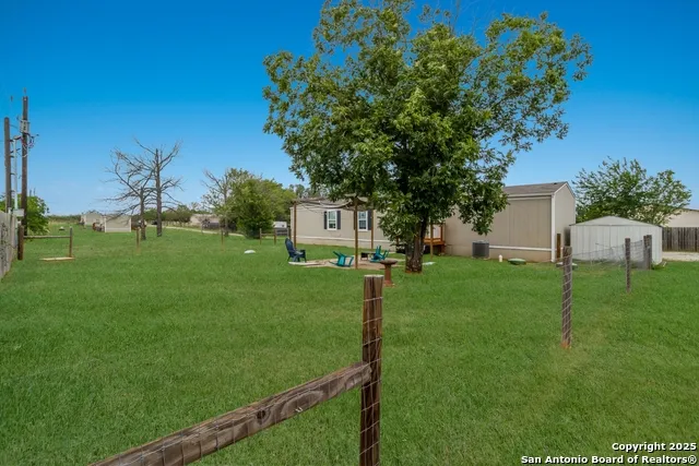 7380 Pittman Adkins, TX 78101