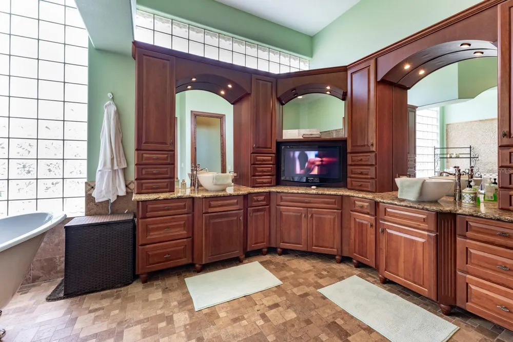 543 ISLEWORTH CLOSE Tarpon Springs, FL 34688