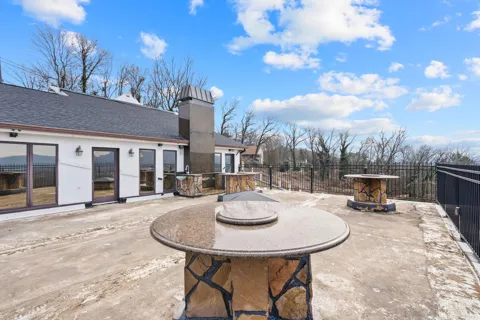 551 W Shadowlawn Drive