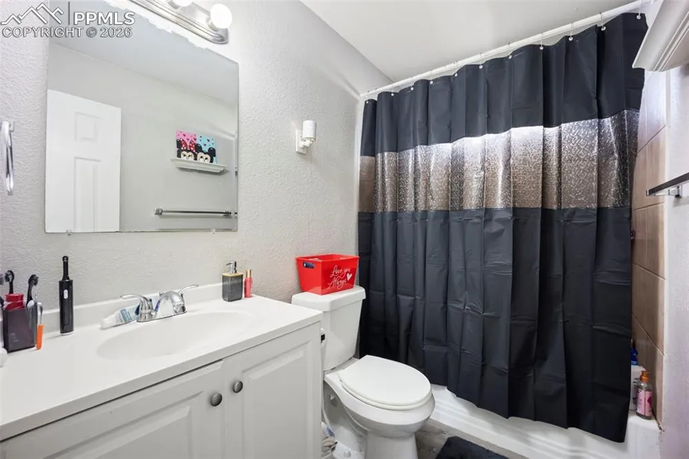 60 Loch Lomond Lane Pueblo, CO 81001